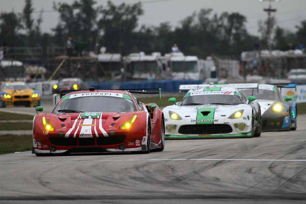 Christina Nielsens Ferrari foran mesterskabsrivalen Dodge Viper
(Foto: Jan Kaiser)